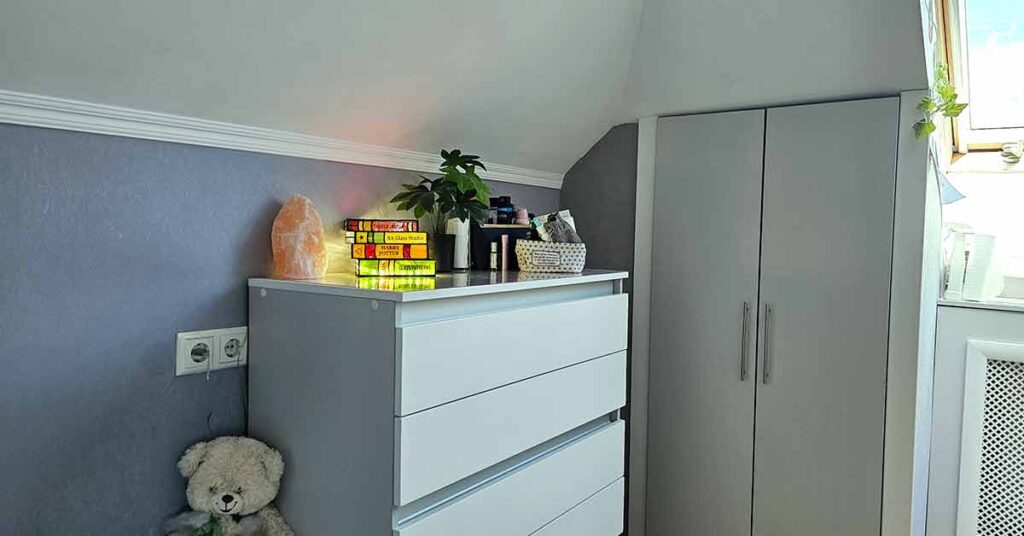 Stacked Books Lamp: Decor in the bedroom