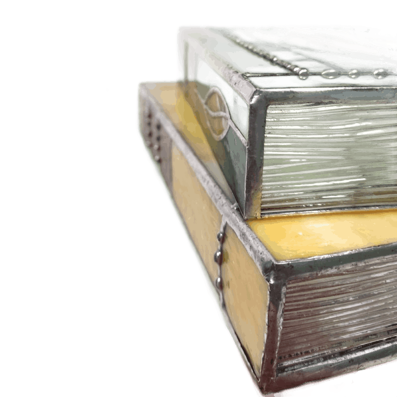 Stained glass soldering nicely rounded connection